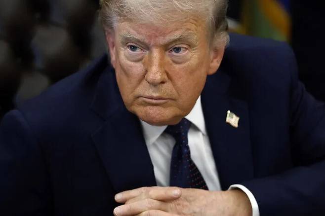 23일(현지시각) 미국 워싱턴 백악관 오벌오피스에서 도널드 트럼프 미국 대통령이 언론과 대화하고 있다. EPA 연합뉴스