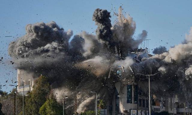 지난달 31일 레바논 베이루트 공항 도로 인근 건물이 이스라엘의 공습으로 폭발과 함께 연기가 치솟고 있다. 베이루트=AP 연합뉴스