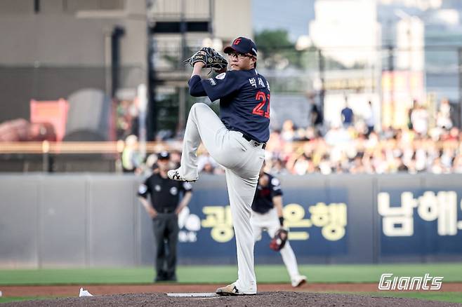 롯데 자이언츠 '국내 에이스' 박세웅(31)이 소속팀 최하위 탈출이라는 중책을 안고 2026시즌 5번째 등판에 나선다. 사진=롯데 자이언츠&nbsp;