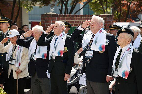 '영연방 한국전쟁 참전 75주년 기념행사'에 참석한 참전용사들이 거수경례를 올리고, 75년 전 가평전투에서 평화 수호를 위해 산화한 전우들의 넋을 기리고 있다.[사진=가평군]