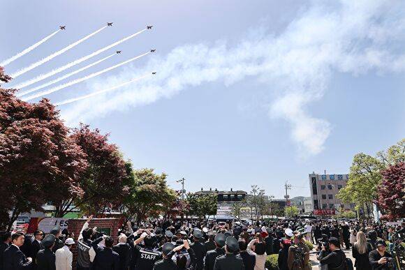 지난 24일 열린 '영연방 한국전쟁 참전 75주년 기념행사'에서 공군 특수비행팀 '블랙이글스' 웅장한 추모 비행을 하고 있다. [사진=가평군]