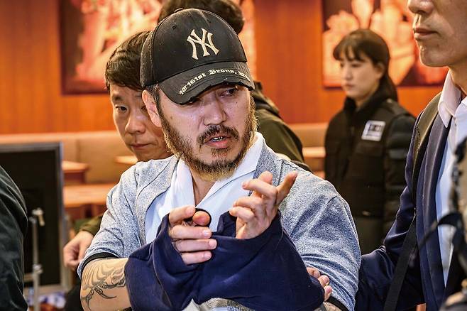 왕열은 2016년 8월경, 한국에서 130억원대 투자 사기 혐의로 수사를 받다가 필리핀으로 도피해온 3명에게 은신처를 제공했으나, 그들로부터 투자받은 7억2000만원을 정산해야 할 상황이 되자 살인을 결심한다. 이를 실행에 옮긴 박왕열은 그 후부터 교도소 수감과 탈주를 거듭하는 과정에서 필로폰 공급 루트를 찾았고 이후 국내에 엄청난 양의 필로폰을 유통하는 마약왕으로 거듭나게 된다. [사진 공동취재]