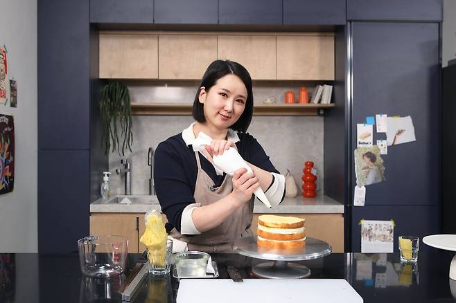 “베이킹은 1g의 오차에 스트레스를 받는 일이 아니라, 놀이처럼 즐기는 과정”이라고 말하는 고운정 베카신 대표. 정규 과정을 거치지 않은 그는 시행착오를 통해 자신만의 스타일을 완성해왔다. 사진 지글지글클럽