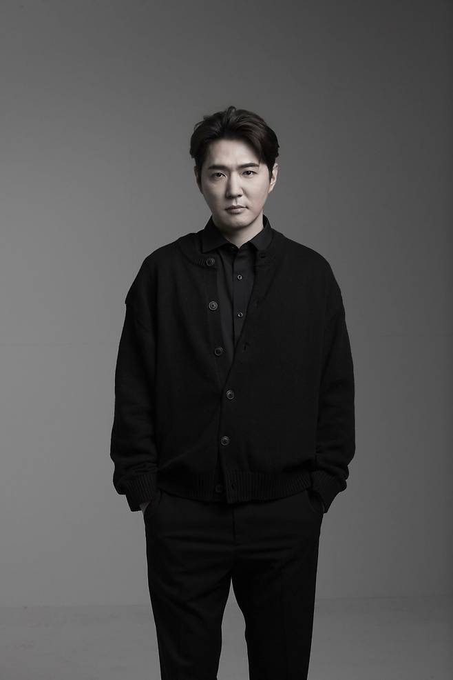 내달 2일부터 공연되는 연극 ‘빛과 어둠의 경계에서’로 처음 창작 초연에 도전하는 데니 안. [사진 극단 수]