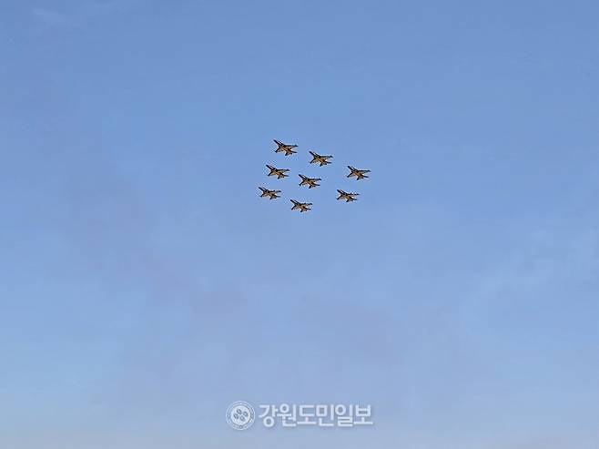 ▲ 훈련기 T-50b를 개조한 특수기 8대가 편대를 이뤄 비행하고 있다.