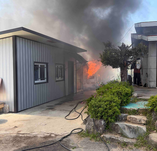 ▲ 25일 오전 11시 47분쯤 인제군 인제읍의 한 농막에서 불이 나 30여분 만에 꺼졌다. 강원소방본부 제공