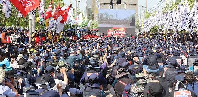 ▲ 25일 오후 경남 진주시 정촌면 CU 진주물류센터 앞에서 민주노총 공공운수노조 화물연대본부가 ‘총력투쟁 결의대회’를 하고 있다. 연합뉴스
