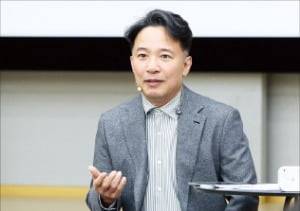 김택진 엔씨 대표가 지난 23일 ‘CEO와의 대화’를 열고 신입사원들과 AI 시대의 게임 개발 철학에 대해 의견을 나누고 있다.  /엔씨 제공