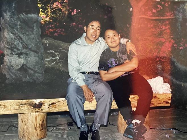 박영식 SG다인힐 대표가 초등학생 시절 부친인 삼원가든 창업주 박수남 회장과 함께 서울 압구정동 삼원가든 정원에서 촬영한 사진이다. 1990년대 초반으로 추정된다. 당시부터 요식업을 꿈꿨다고 한다.