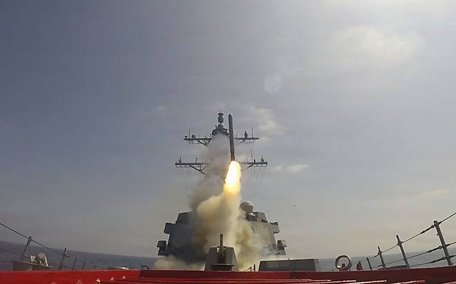 미 중부사령부 공보실이 공개한 이 사진은 2026년 2월 28일, 미확인 장소에서 알레이 버크급 유도 미사일 구축함 USS 프랭크 E. 피터슨 주니어(DDG 121)가 '에픽 퓨리 작전' 지원을 위해 토마호크 지상 공격 미사일을 발사하는 모습을 담고 있다. 사진=미 중부사령부