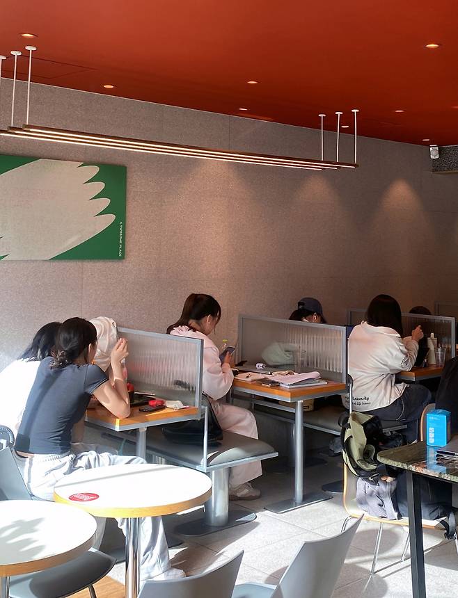 투썸플레이스 신촌점은 4층 전체를 스터디존으로 운영하고 있다. 이윤정 기자