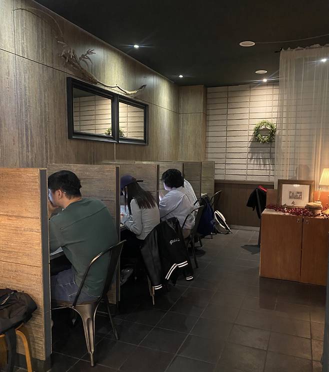 신촌 카페 ‘문베어’는 공간 한쪽을 카공족·카일족을 위한 칸막이 자리로 마련했다. 이윤정 기자