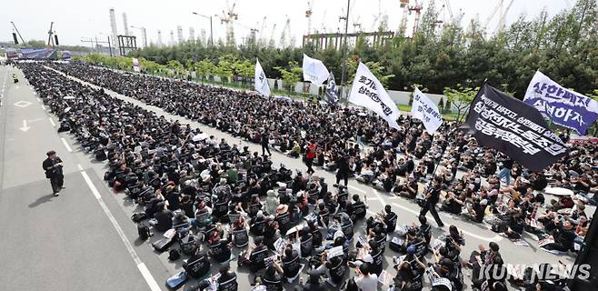 <yonhap photo-6178="">23일 경기도 평택시 삼성전자 평택캠퍼스 앞에서 삼성전자 노동조합 공동투쟁본부의 '투명하게 바꾸고, 상한폐지 실현하자-4/23 투쟁 결의대회'가 열리고 있다. 공동취재단</yonhap>