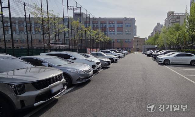 지난 23일 오전, 인천 부평구 한 학교 주차장은 차량 2부제 적용 대상임에도,이를 무시한 교사 차량 등으로 가득차 있다. 장민재기자
