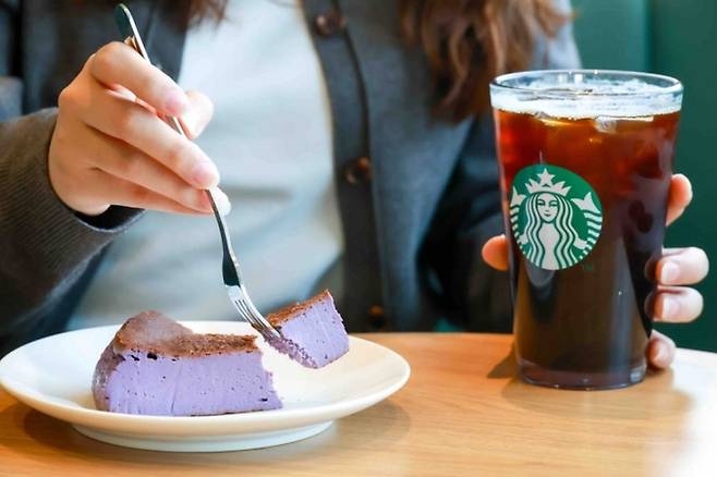 스타벅스의 ‘우베 바스크 치즈 케이크’ [스타벅스]