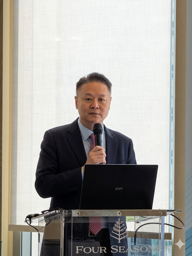 설명하고 있는 유명섭 에어프레미아 대표 / 사진=권효정 여행+ 기자