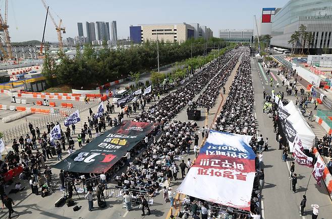 23일 경기도 평택시 삼성전자 평택캠퍼스 앞에서 열린 삼성전자 노동조합 공동투쟁본부의 ‘투명하게 바꾸고, 상한폐지 실현하자-4/23 투쟁 결의대회’에서 조합원들이 구호를 외치고 있다. [사진 출처 = 연합뉴스]