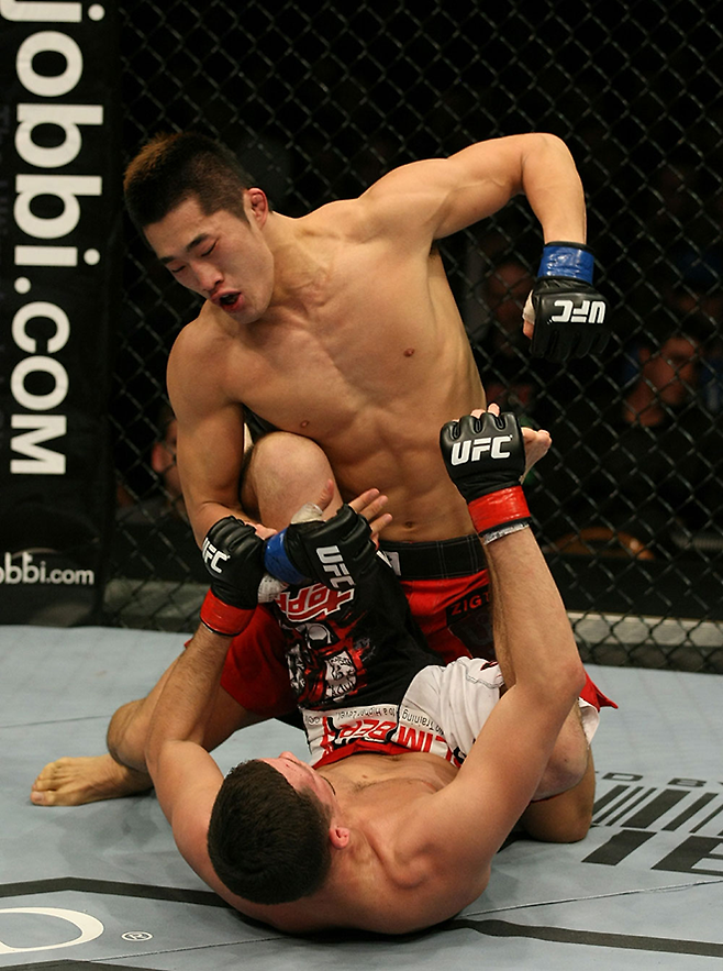 김동현이 2011년 1월 미국 네바다주 MGM 그랜드 가든 아레나 UFC 125에서 훗날 라이트급 타이틀 도전자가 되는 네이트 디아스를 공격하고 있다. 사진=TKO