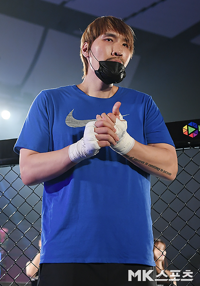 제41대 천하장사 최홍만이 2019년 6월 서울특별시 강서구 KBS아레나(88체육관)에서 킥복싱 경기를 준비하고 있다. 사진=천정환 기자