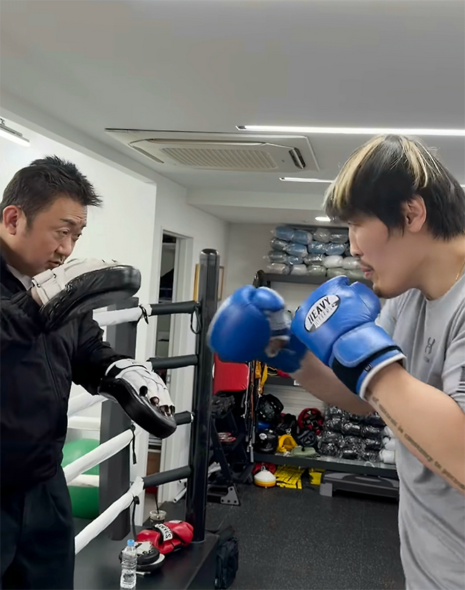 제41대 천하장사 최홍만이 2026년 4월 서울특별시 강남구 청담동 빅펀치복싱클럽에서 영화배우 Don ‘마동석’ Lee와 훈련하고 있다. 마동석은 미국 트레이너 시절 마크 콜먼, 故 케빈 랜들먼 등 UFC 헤비급 챔피언들을 지도했다. 사진=올파이츠유니버스/@donlee