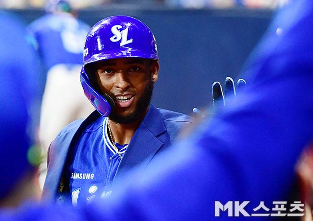 25일 오후 서울 고척스카이돔에서 ‘2026 신한 SOL KBO 리그’ 삼성 라이온즈와 키움 히어로즈 경기가 열렸다. 6회초 선두타자로 나온 삼성 디아즈가 추격의 솔로홈런을 치고 더그아웃 동료들로 부터 축하를 받고 있다. 사진(고척 서울)=김영구 기자
