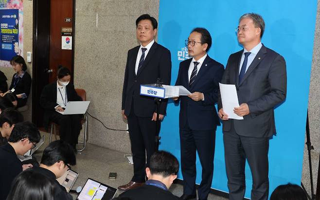 더불어민주당이 다음 주부터 국회의원 재·보궐선거 전략공천을 다시 이어간다. 사진은 강준현 더불어민주당 수석대변인이 지난  23일 오후 서울 여의도 국회 당대표실 앞에서 인천지역 전략공천 후보룰 발표하고 있는 모습. /사진=뉴시스