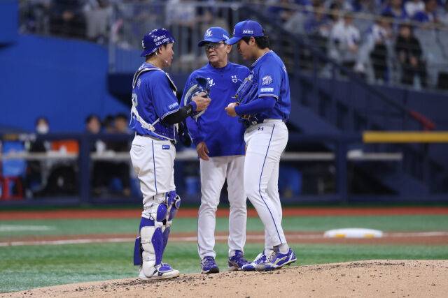 박세혁, 최일언 코치, 왼손 이승현이 24일 고척 키움 히어로즈전 마운드에 모여 대화를 나누고 있다./삼성 라이온즈 제공