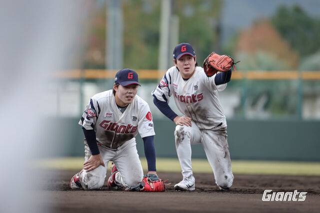 나승엽과 고승민이 2026년 대만 타이난 스프링캠프에서 훈련하고 있다. 지난 1월의 모습이다./롯데 자이언츠