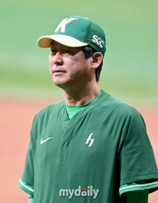 2026년 4월 12일 오후 서울 고척스카이돔에서 열린 '2026 신한 SOL KBO리그' 롯데 자이언츠와 키움 히어로즈의 경기. 키움 설종진 감독이 선수들의 훈련을 보고 있다./마이데일리