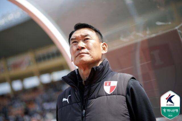 부산 조성환 감독이 11일 부산 구덕운동장에서 열린 용인과의 하나은행 K리그2 2026 홈 경기에서 경기를 지켜보고 있다./프로축구연맹 제공