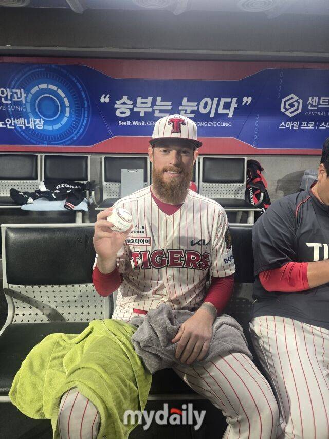 올러가 24일 광주 KIA챔피언스필드에서 열린 롯데 자이언츠와의 홈 경기서 완봉승을 기록한 뒤 기념공을 들고 포즈를 취하고 있다./광주=김진성 기자 kkomag@mydaily.co.kr