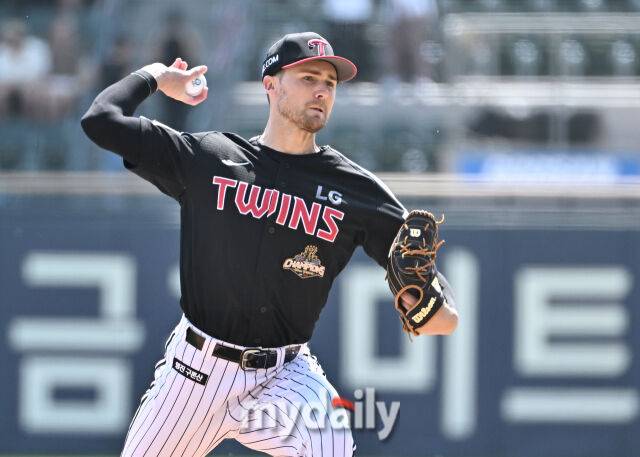LG 선발 톨허스트가 25일 두산전에서 역투하고 있다./잠실야구장=송일섭 기자