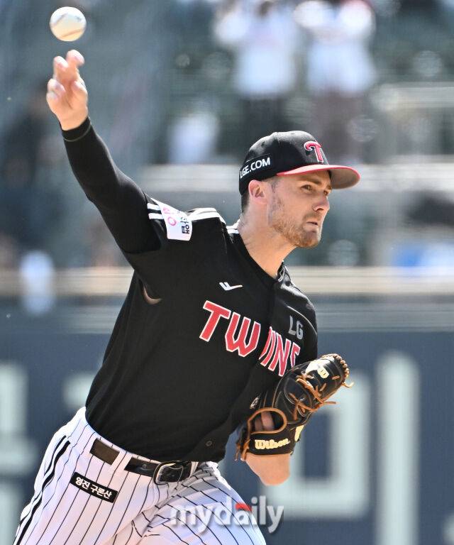 LG 선발 톨허스트가 25일 두산전에서 공을 던지고 있다./잠실야구장=송일섭 기자