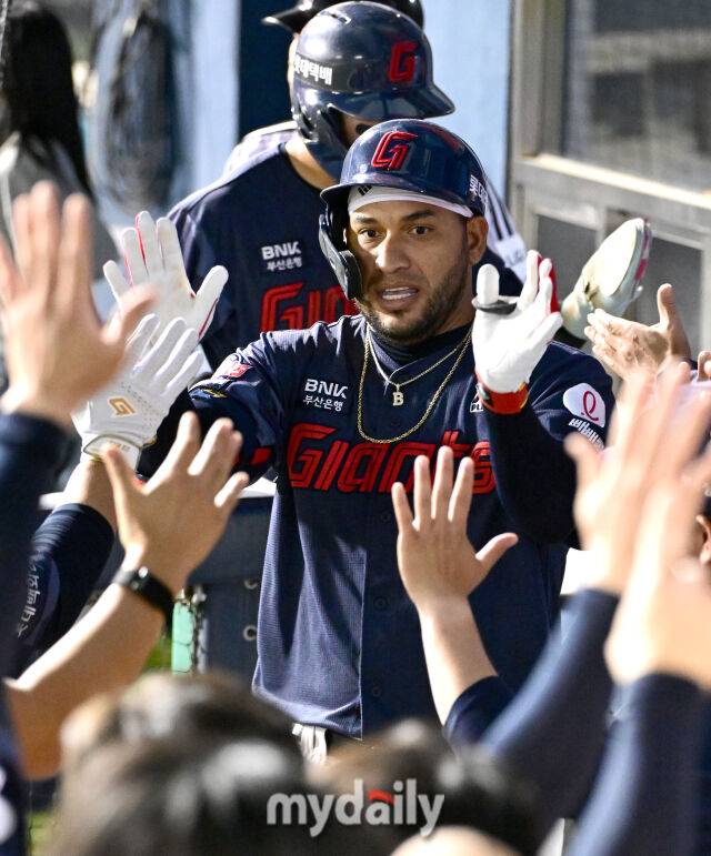 2026년 4월 16일 오후 서울 잠실구장에서 열린 '2026 신한 SOL KBO리그' 롯데 자이언츠와 LG 트윈스의 경기. 롯데 레이예스가 6회초 2사 1루서 동점 2점 홈런을 친 뒤 동료들의 축하를 받고 있다./마이데일리