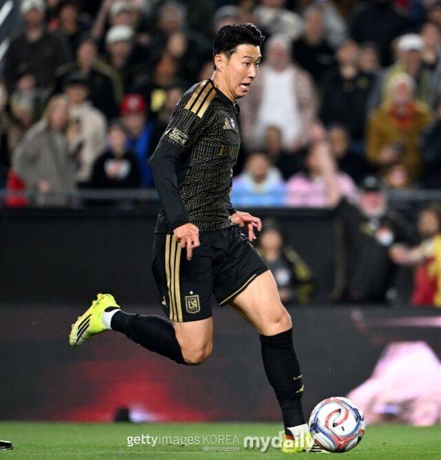 LAFC의 손흥민이 인터 마이애미와의 2026시즌 MLS 개막전에서 드리블을 하고 있다./게티이미지코리아