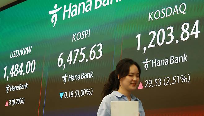 서울 하나은행 본점 딜링룸. [연합]