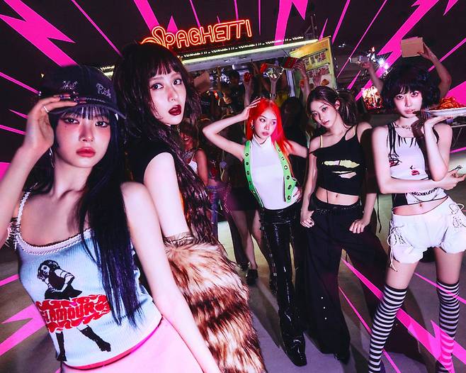 르세라핌(LE SSERAFIM)은 ‘나는 겁이 없다(I’m Fearless)‘ 알파벳을 재배열해 만든 그룹명을 통해 꾸준히 주체성과 자유에 대해 이야기 해오고 있다/사진제공=쏘스뮤직-하이브