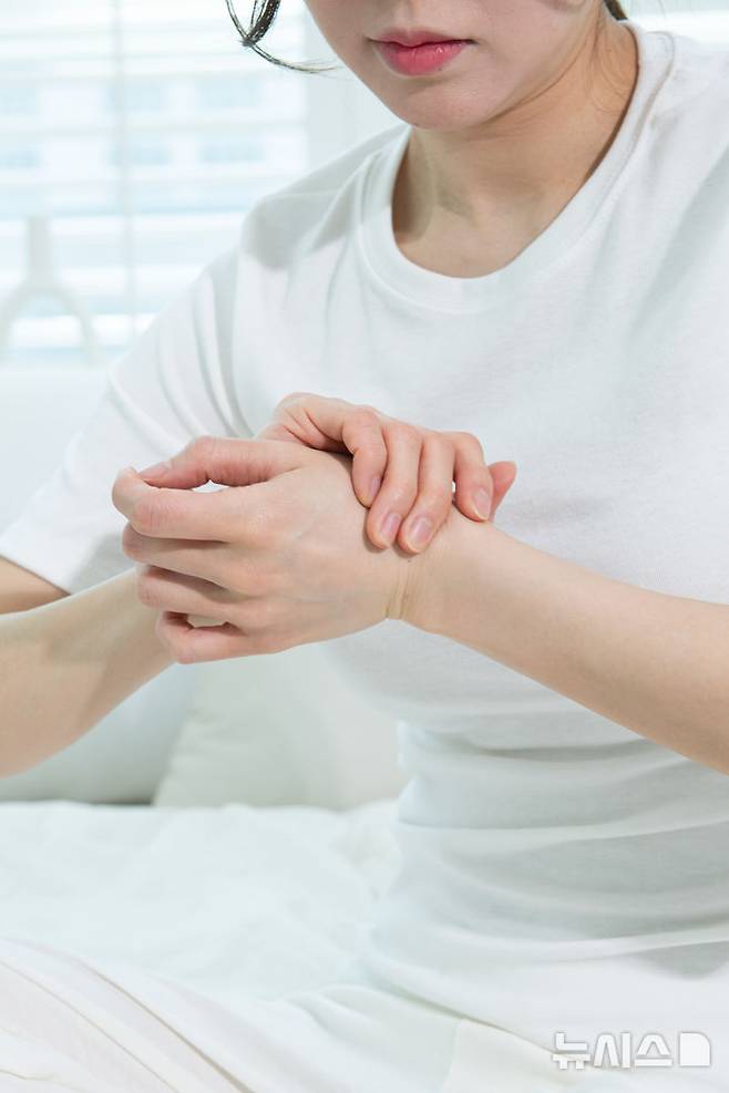 [서울=뉴시스] 손목터널증후군은 신경이 손가락을 움직이는 힘줄인 수근관(손목 터널)에 눌려 압박을 받아 손 저림, 감각 저하 등의 증상이 나타나는 질환이다. (사진= 유토이미지 제공)