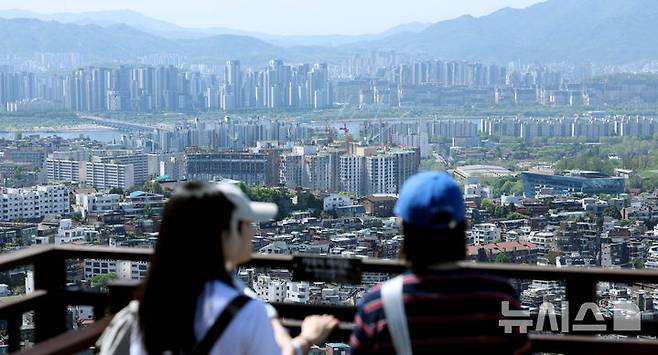 [서울=뉴시스] 조수정 기자 = 서울 남산에서 바라본 아파트 건설 현장. 2026.04.24. chocrystal@newsis.com