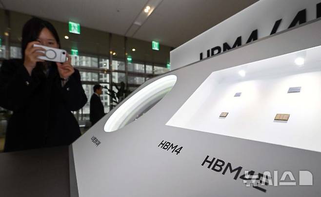 [수원=뉴시스] 김종택 기자 = 18일 경기 수원시 영통구 수원컨벤션센터에서 열린 '제57기 삼성전자 정기주주총회'에서 주주들이 HBM4, HBM4E 메모리를 보고 있다. (공동취재) 2026.03.18. photo@newsis.com