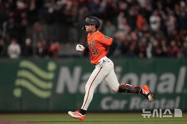 [샌프란시스코=AP/뉴시스] 이정후(샌프란시스코 자이언츠)가 25일(한국 시간) 미국 캘리포니아주 샌프란시스코의 오라클파크에서 열린 2026 메이저리그(MLB) 마이애미 말린스와의 경기 8회 솔로홈런을 친 뒤 베이스를 돌고 있다. 2026.04.25.