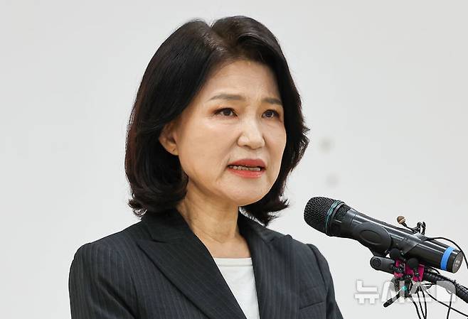 [대구=뉴시스] 이무열 기자 = 국민의힘 대구시장 경선에서 컷오프(공천 배제)된 이진숙 전 방송통신위원장이 25일 오전 대구 수성구 국민의힘 대구시당에서 6·3 지방선거 대구시장 불출마 뜻을 밝히고 있다. 2026.04.25. lmy@newsis.com
