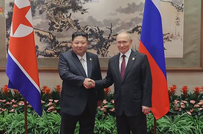 [서울=뉴시스] 북한 조선중앙TV는 지난해 9월 3일 중국 전승절 80주년 열병식 참석차 베이징을 방문한 김정은 국무위원장이 블라디미르 푸틴 러시아 대통령과 회담했다고 이튿날 보도했다. 사진은 김 위원장과 푸틴 대통령이 악수하는 모습. (사진=조선중앙TV 캡쳐) 2026.04.25. photo@newsis.com *재판매 및 DB 금지