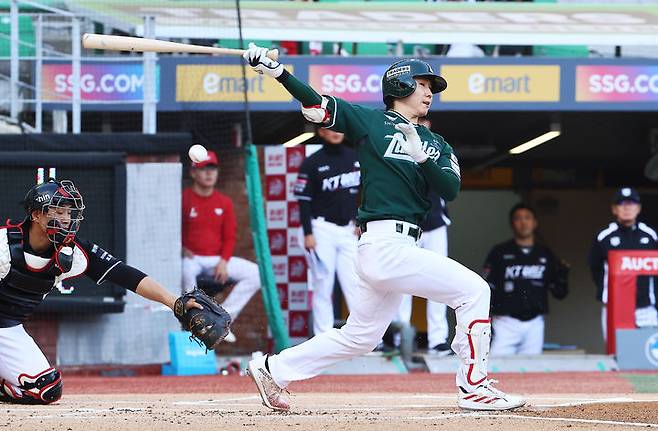 [서울=뉴시스] 프로야구 SSG 랜더스 박성한이 25일 인천 SSG랜더스필드에서 열린 2026 신한 쏠 KBO리그 KT 위즈와의 홈 경기 타석에 들어서 배트를 휘두르고 있다. (사진=SSG 랜더스 제공) 2026.04.25. *재판매 및 DB 금지