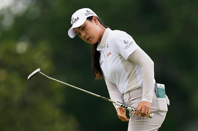 공 바라보는 윤이나. 연합뉴스