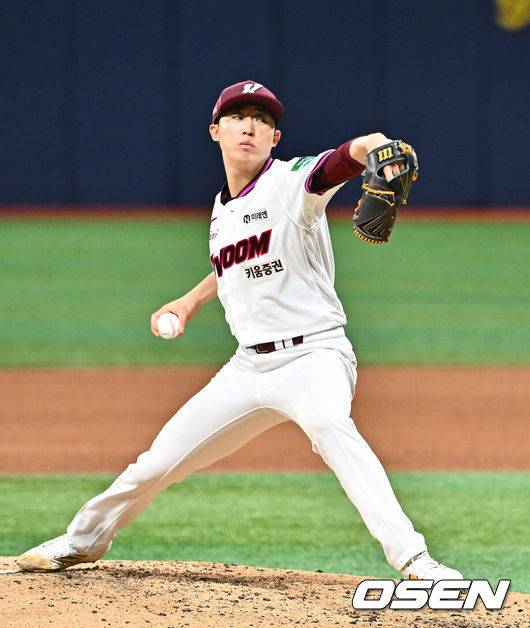[OSEN=고척, 박준형 기자] 24일 오후 서울 고척스카이돔에서 2026 신한 SOL KBO리그 키움 히어로즈와 삼성 라이온즈의 경기가 진행됐다.이날 키움은 안우진을, 삼성은 이승현을 선발투수로 내세웠다.5회초 키움 배동현 투수가 역투하고 있다.     2026.04.24 / soul1014@osen.co.kr