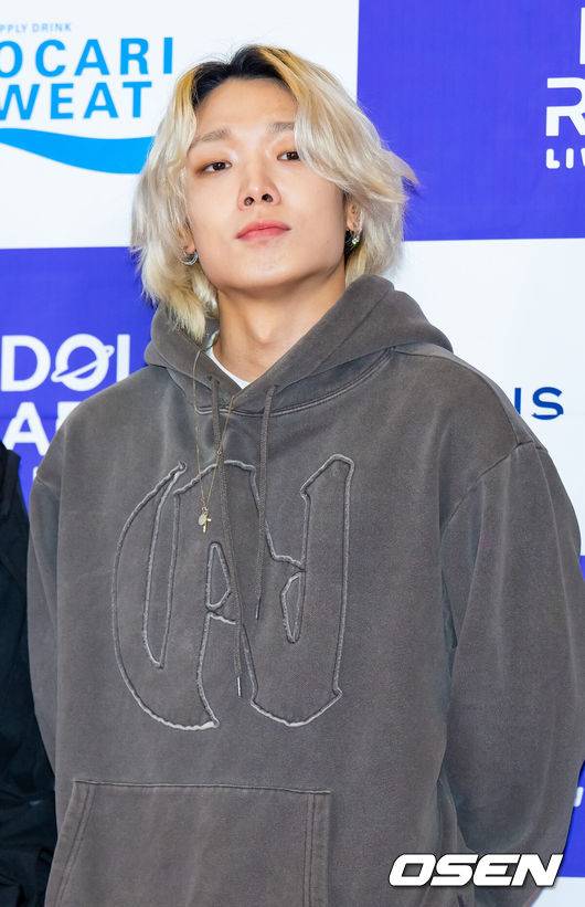 [OSEN=민경훈 기자] 23일 오후 서울 마포구 서울월드컵경기장에서 '아이돌라디오 콘서트 라이브 인 서울' 레드카펫 포토행사가 진행됐다.아이콘 바비가 입장하며 포즈를 취하고 있다. 2023.09.23 /rumi@osen.co.kr