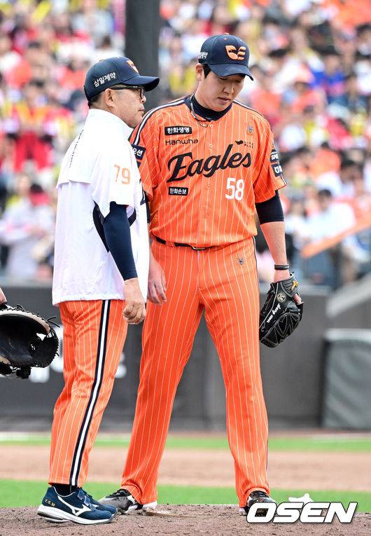 [OSEN=대전, 최규한 기자] 12일 대전 한화생명볼파크에서 ‘2026 신한 SOL KBO리그’ 한화 이글스와 KIA 타이거즈의 경기가 열렸다.홈팀 한화는 잭 쿠싱, 방문팀 KIA는 애덤 올러를 선발로 내세웠다. 7회초 2사 1루 상황 한화 투수 박상원이 마운드를 내려가고 있다. 2026.04.12 / dreamer@osen.co.kr