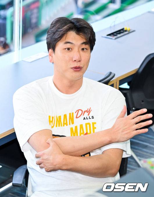 [OSEN=인천, 민경훈 기자] 24일 오후 인천 SSG랜더스필드에서 ‘2026 신한 SOL Bank KBO리그' SSG 랜더스와 KT 위즈의 경기가 진행됐다.이날 SSG는 김건우를, KT는 보쉴리를 선발투수로 내세운다.경기 전 SSG 김광현이 어깨 수술 후 건강한 모습으로 기자실에 방문하고 있다. 2026.04.24 / rumi@osen.co.kr