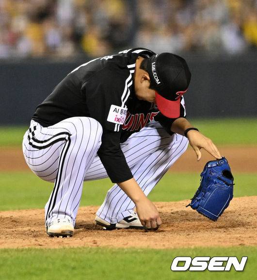 [OSEN=잠실, 이대선 기자] 24일 서울 잠실야구장에서 2026 신한 SOL KBO리그 두산 베어스와 LG 트윈스의 경기가 열렸다.이날 두산은 최승용, LG는 임찬규를 선발로 내세웠다.9회말 LG 유영찬이 투구 중 팔꿈치 통증을 호소하며 마운드에 주저앉아 있다. 2026.04.24 /sunday@osen.co.kr